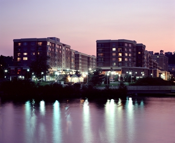 Spacious 1 Bedroom over 1000sf w/ Concierge, Parking and Ferry Shuttle Service.