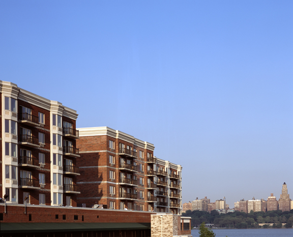 Spacious 1 Bedroom over 1000sf w/ Concierge, Parking and Ferry Shuttle Service.